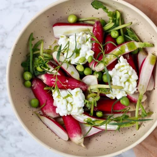 Salat med radiser og friske ærter