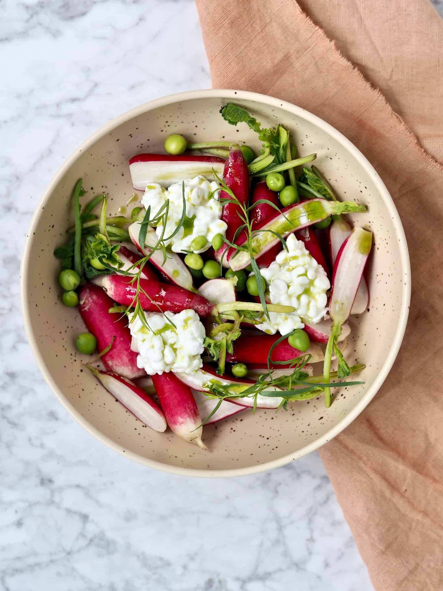 Salat med radiser og friske ærter