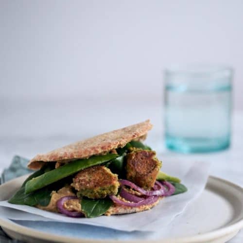 Pitabrød med falafler og hummus