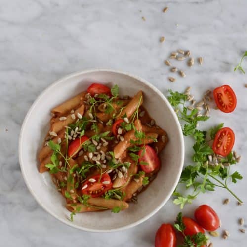 Pasta med hummus og tomat