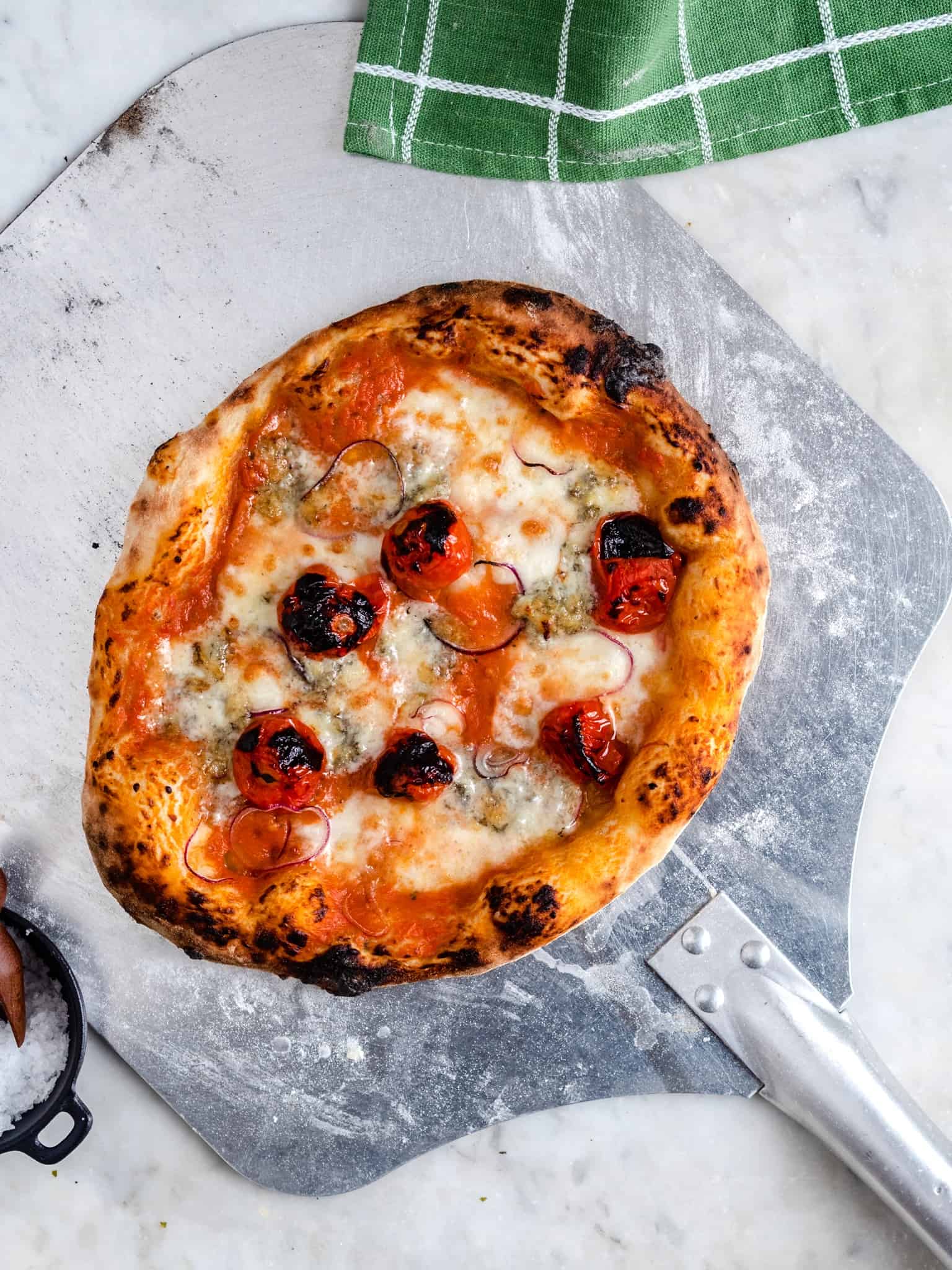 Pizza bianco med bacon og løg bedste pizza med bacon!