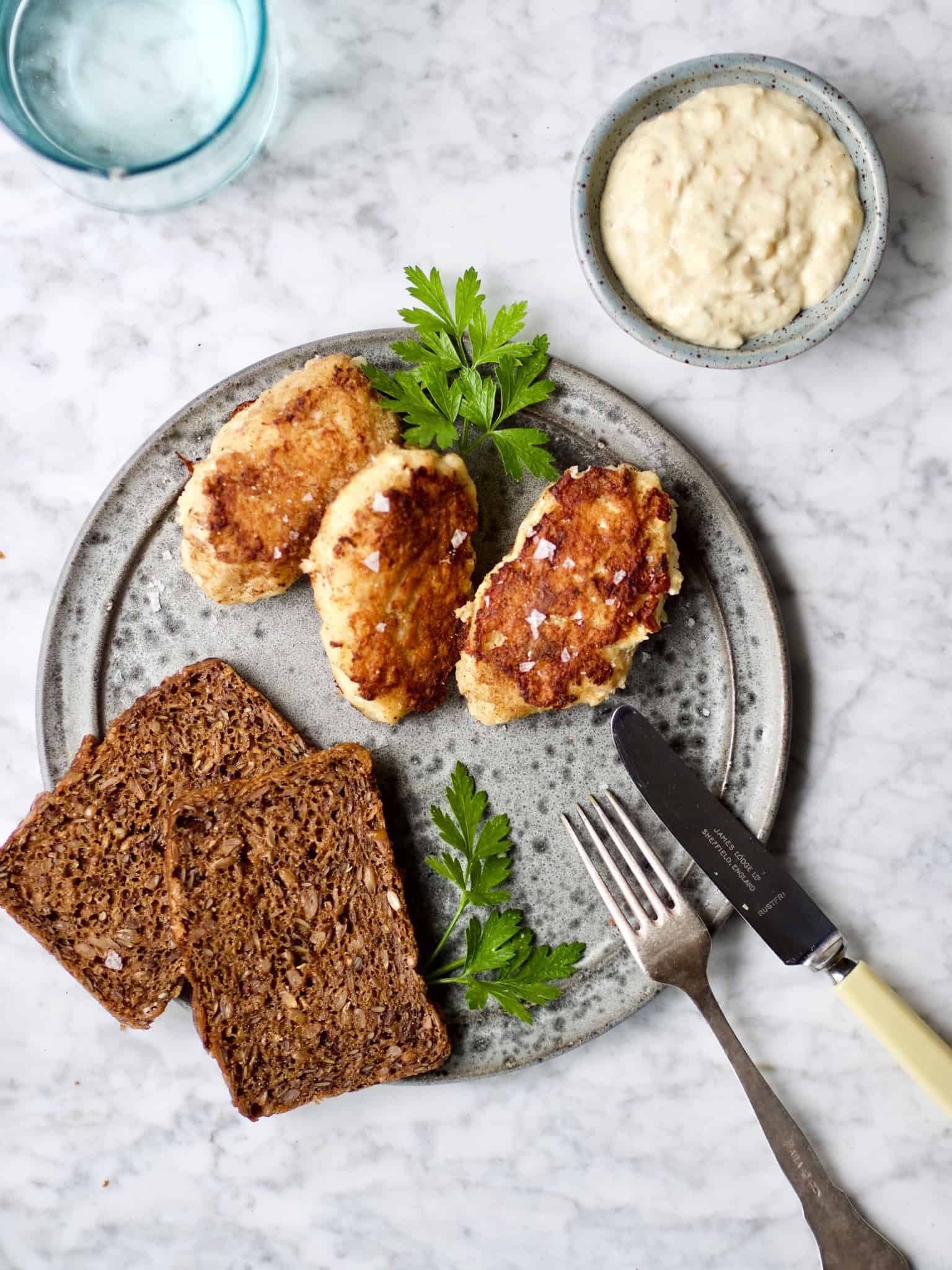 Fiskefrikadeller med hjemmelavet remoulade