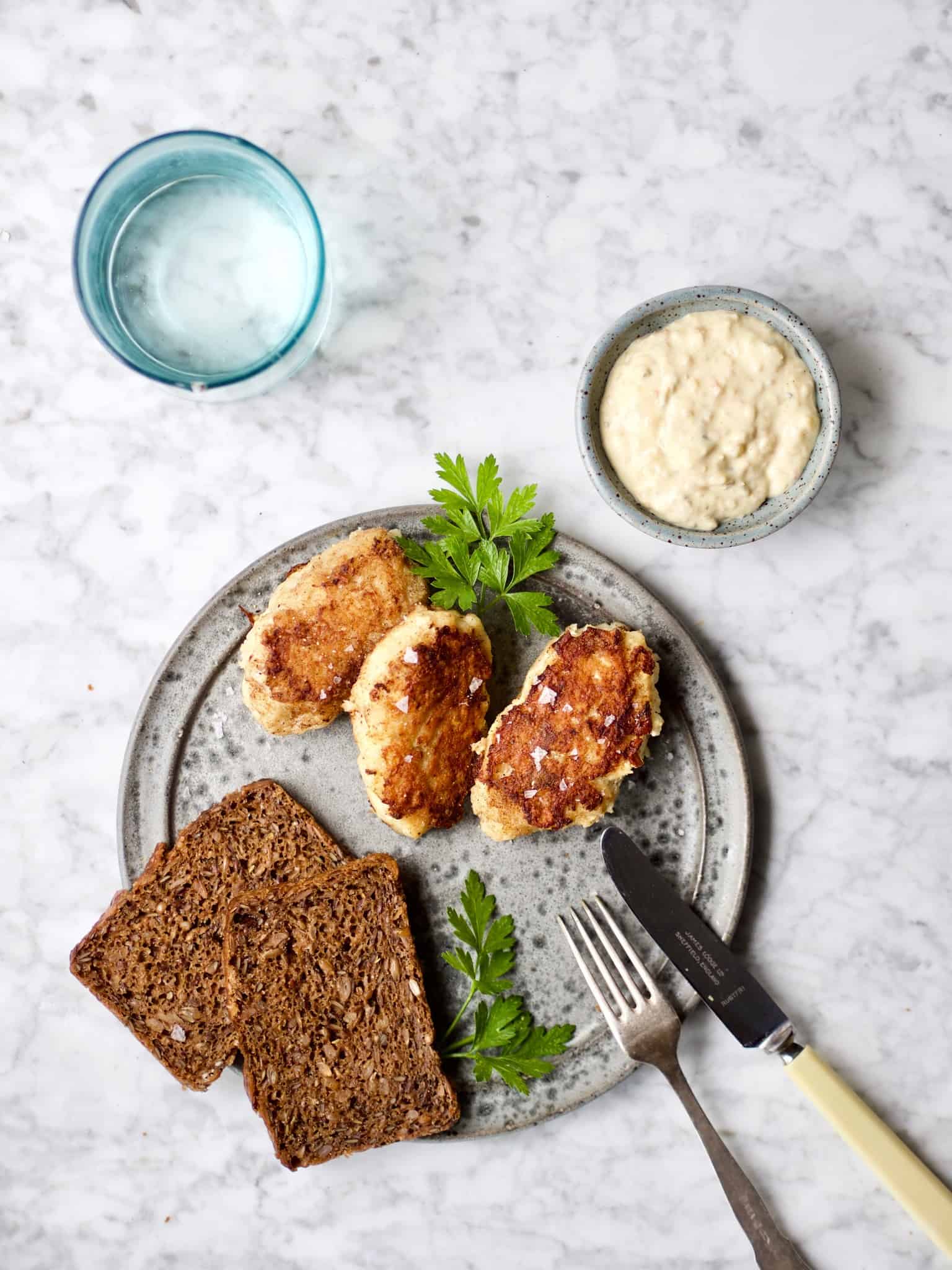 Fiskefrikadeller med hjemmelavet remoulade