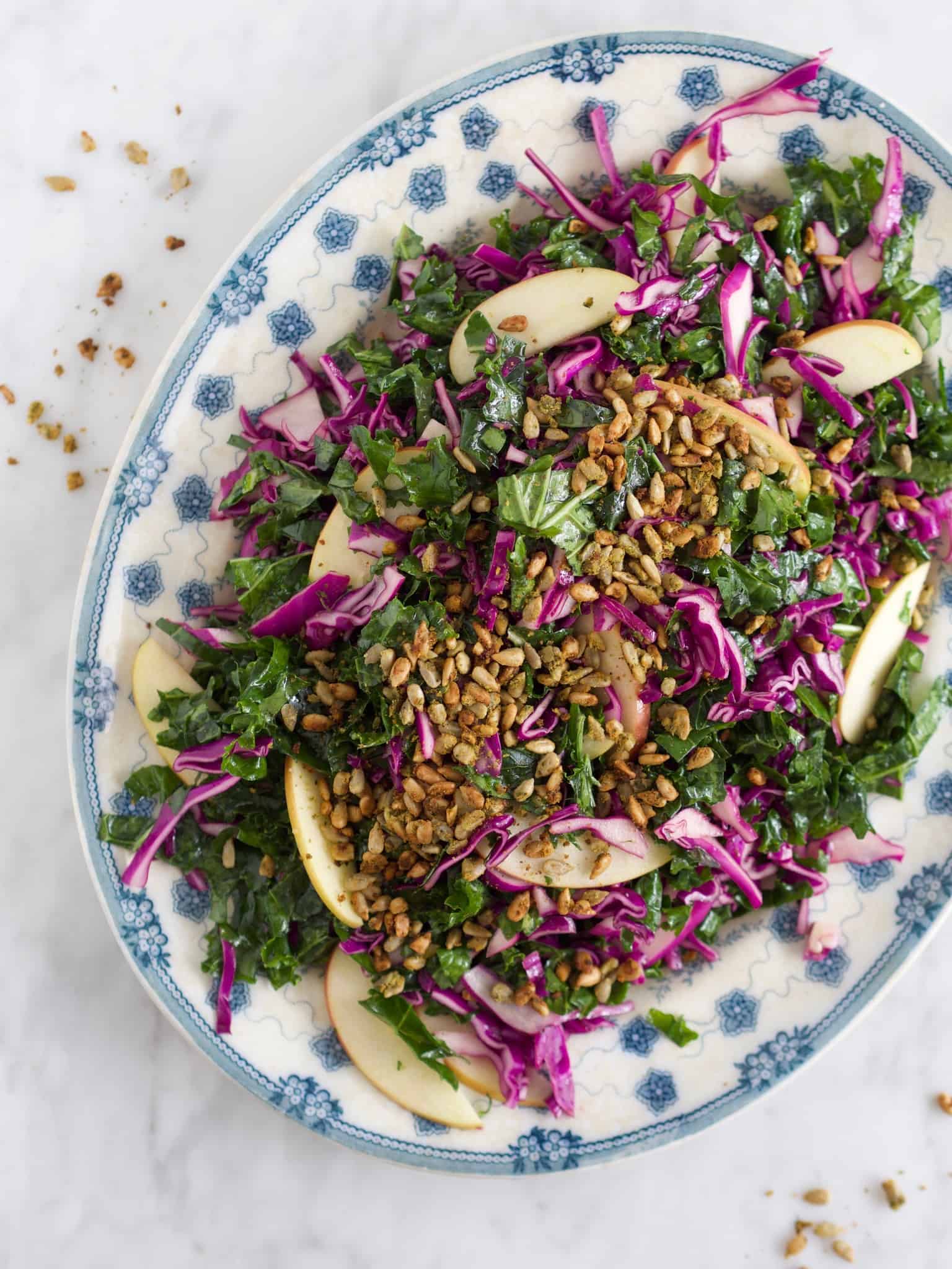 Salat med rødkål og æbler