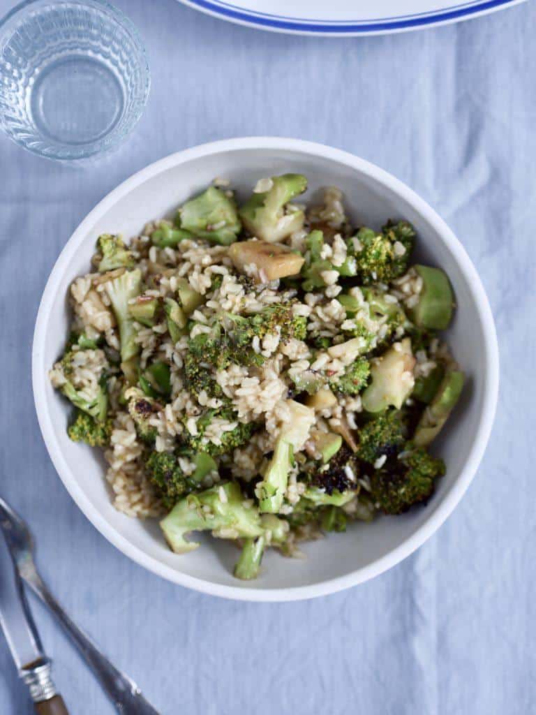 Salat med broccoli og brune ris