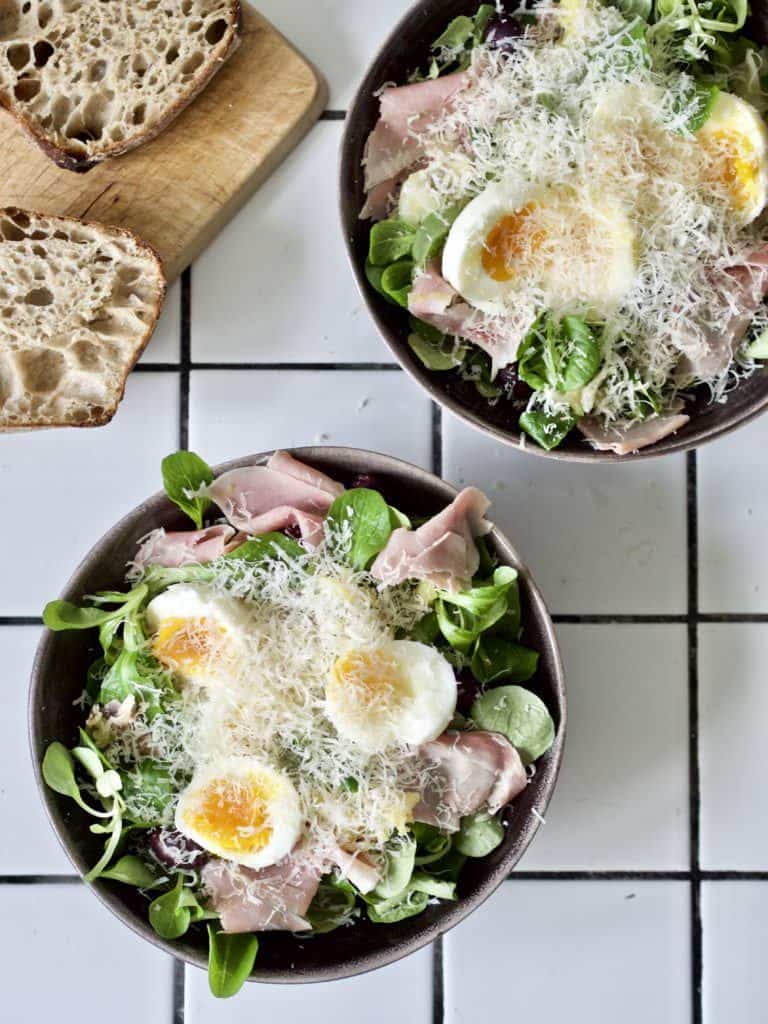 Salat med æg og skinke