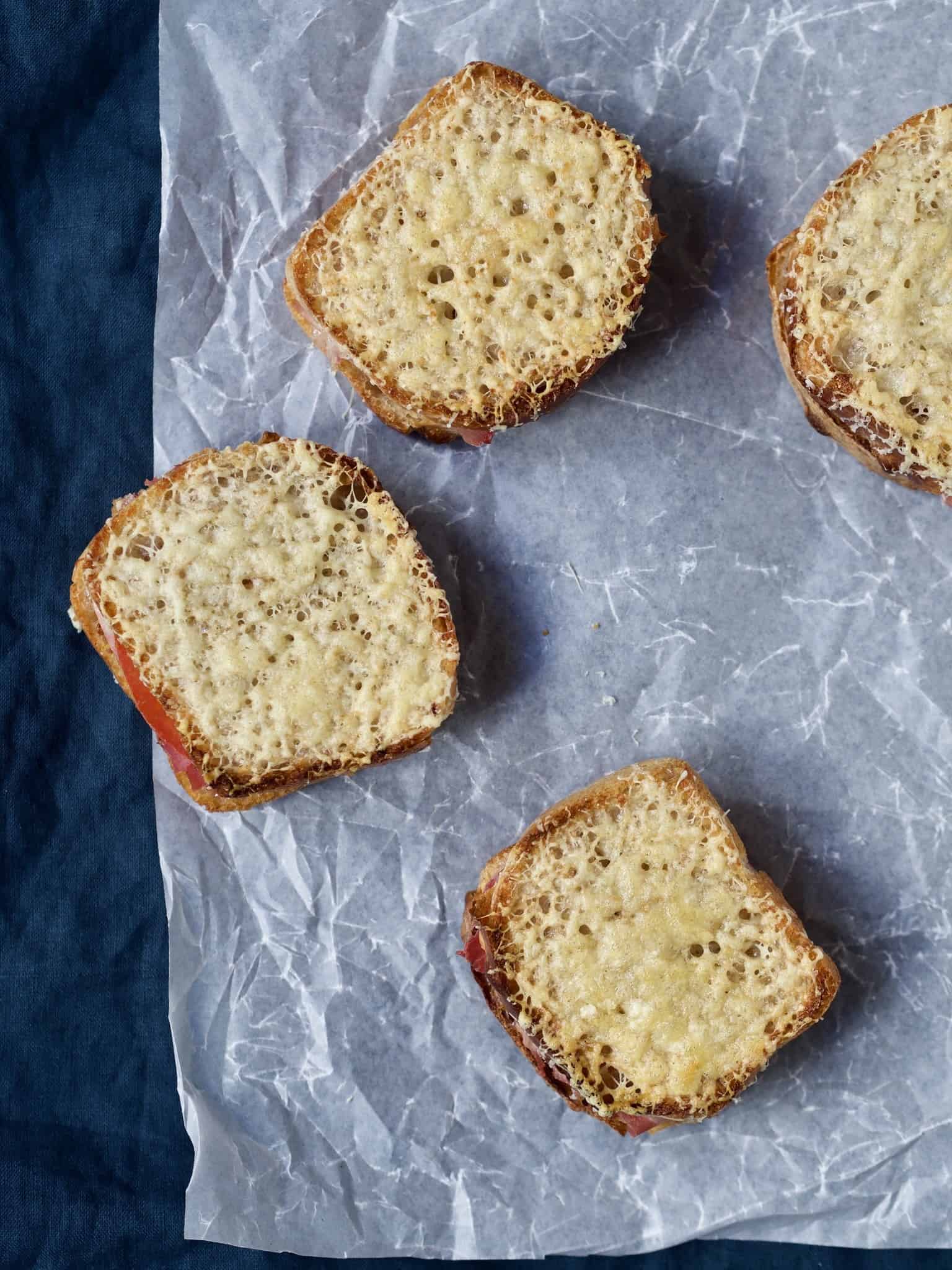 Toastbrød bagt med surdej - perfekt til sandwich og toast