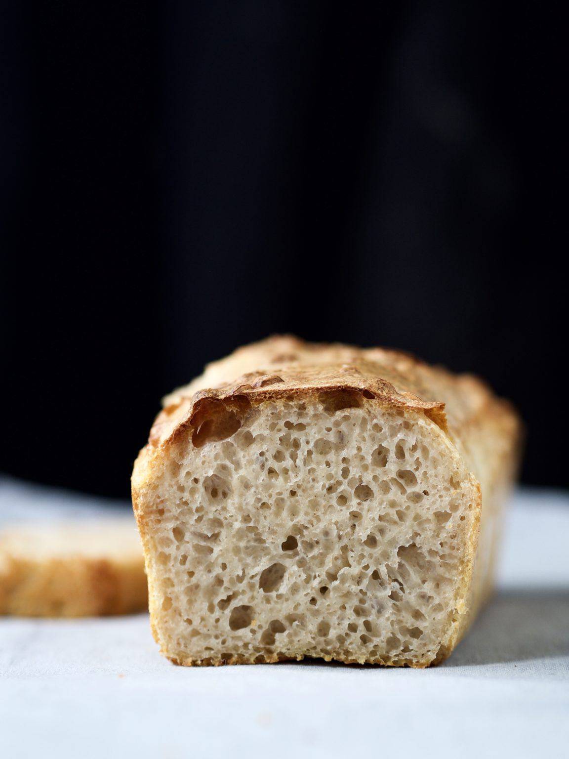 Toastbrød bagt med surdej - perfekt til sandwich og toast