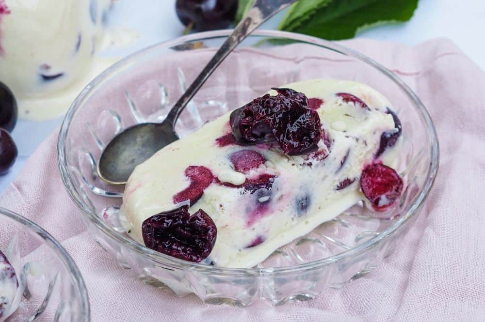 Semifreddo med chokolade og kirsebær
