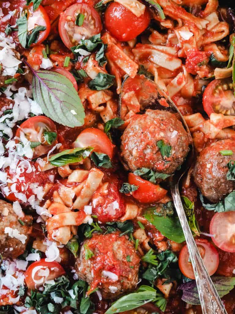 Opskrift på krydret italienske kødboller i tomatsovs