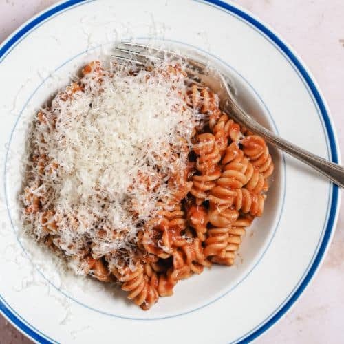 Simpel pasta med tomatsauce