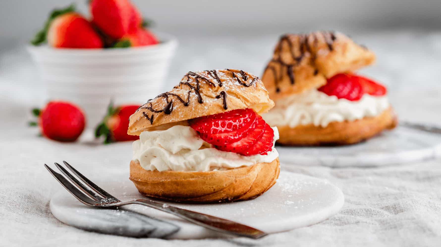 Fastelavnsboller med flødeskum og creme