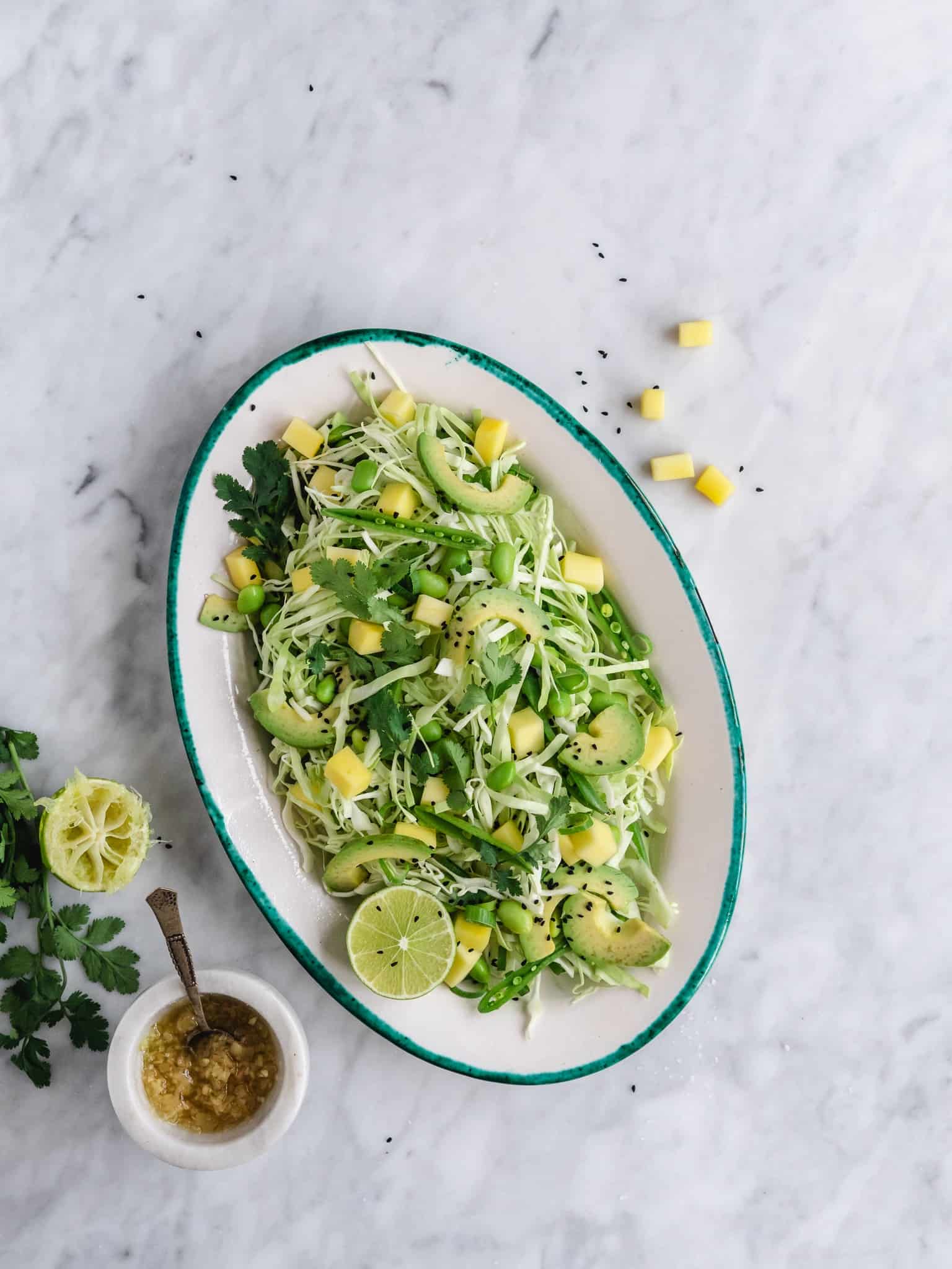 salat med avocado og mango
