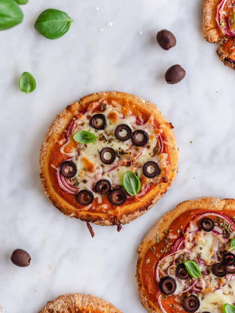 Pita-pizzabrød med tomatsauce, mozzarella og sorte oliven