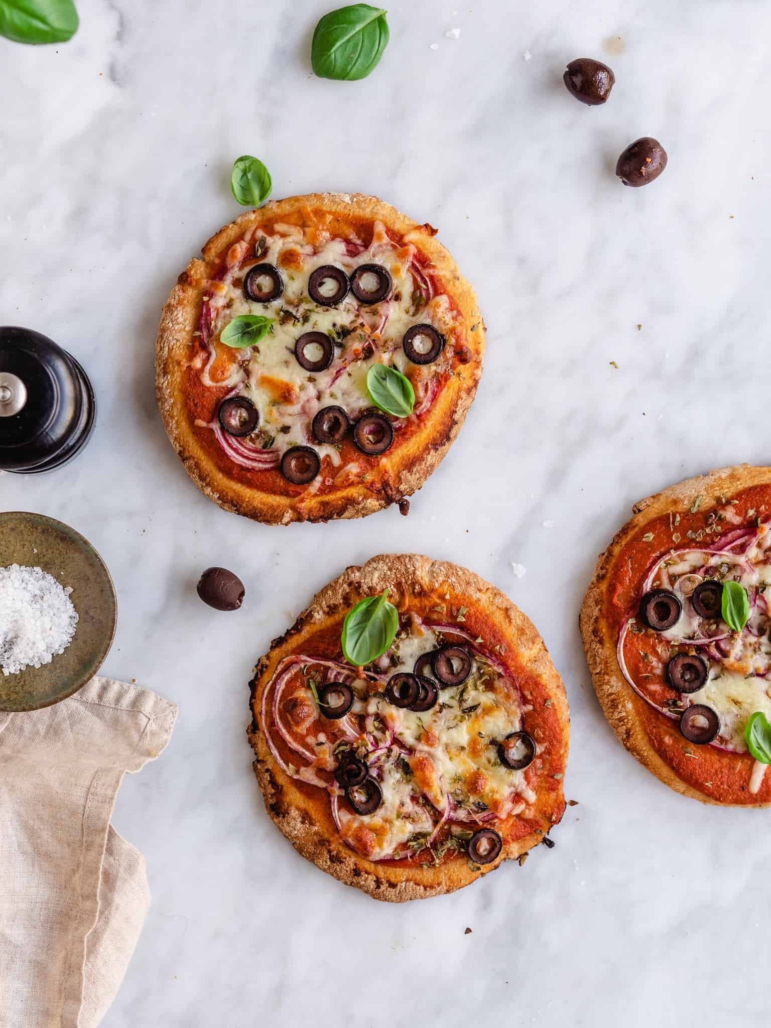 Pita-pizzabrød med tomatsauce