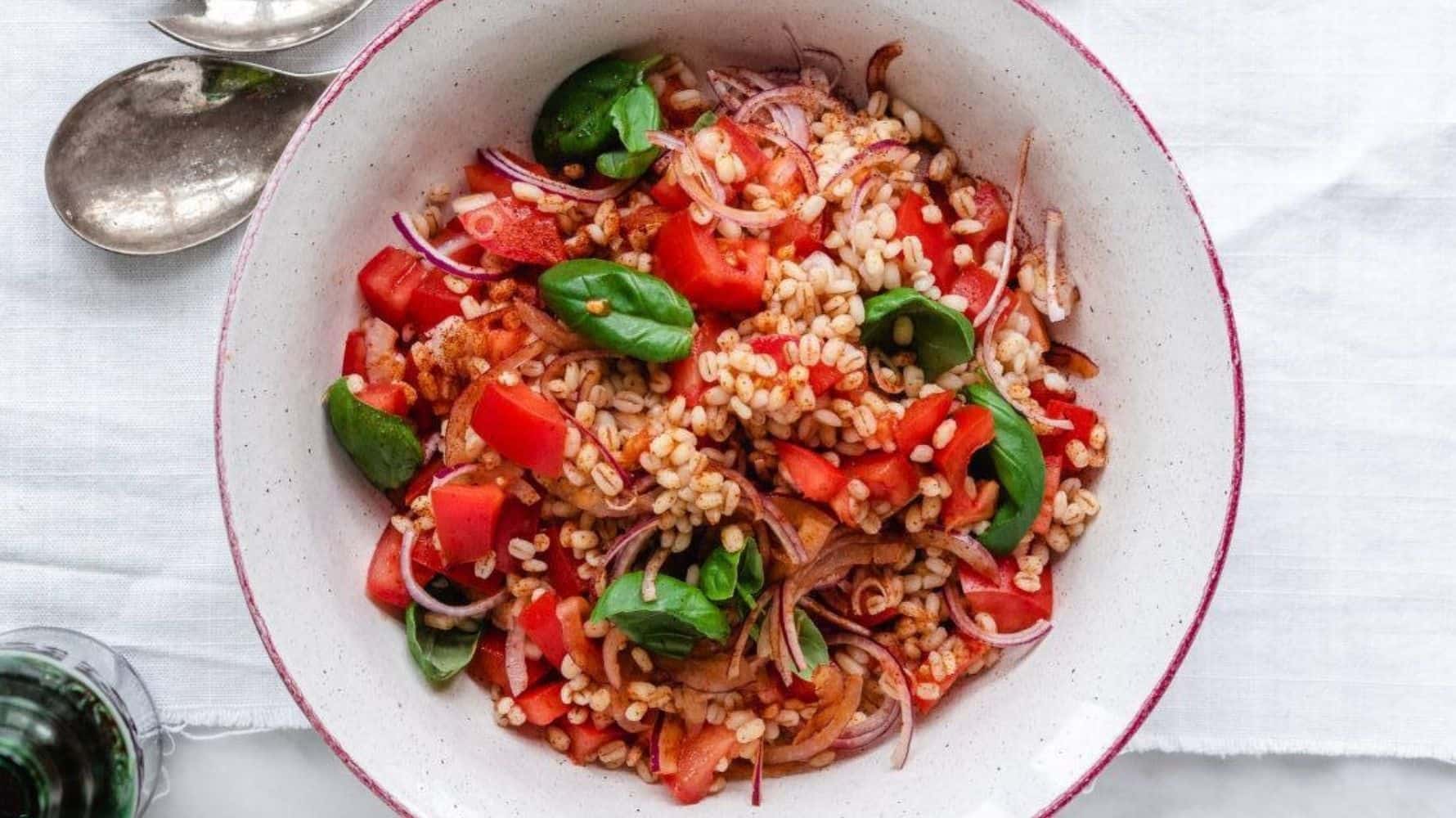 Perlebygsalat med tomat