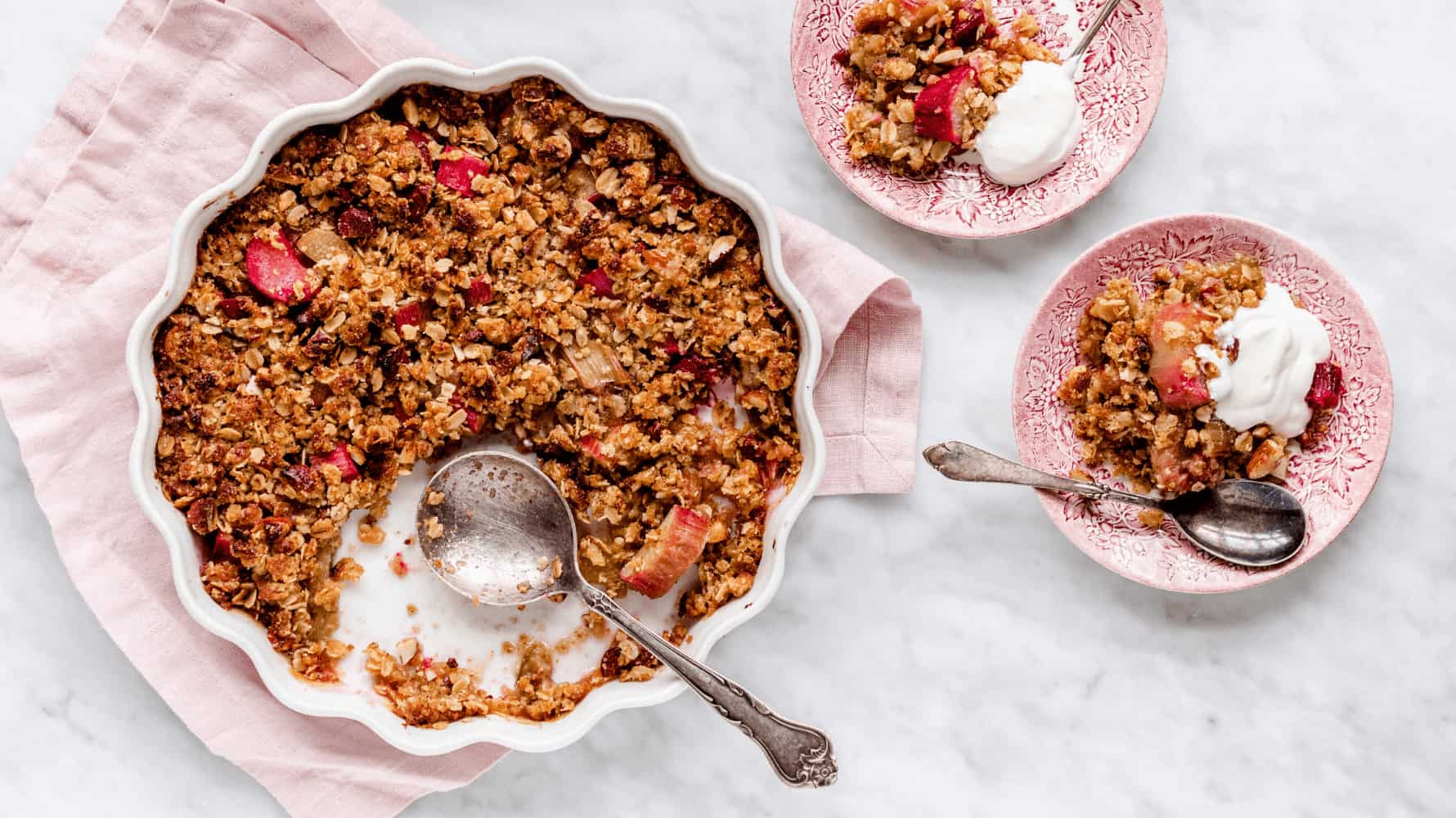 Rabarbercrumble med marcipan