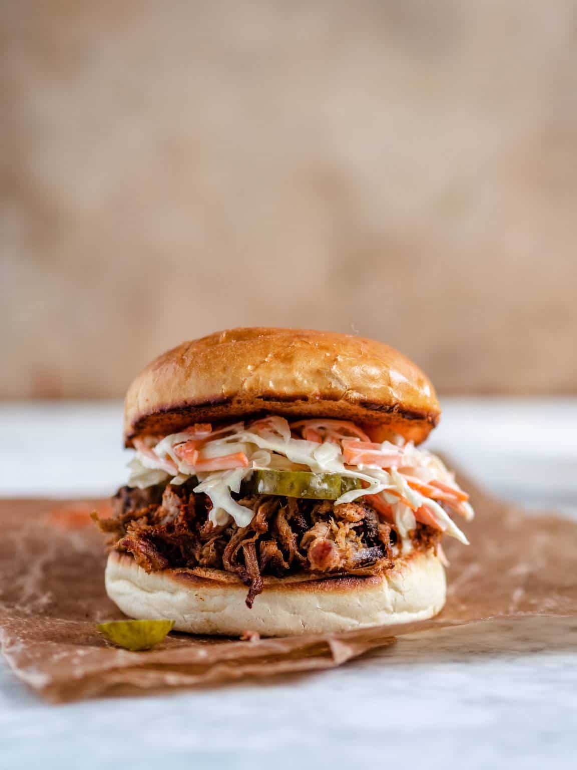 Pulled Pork Burger Med Fyld Af Coleslaw Og Bbq-sauce