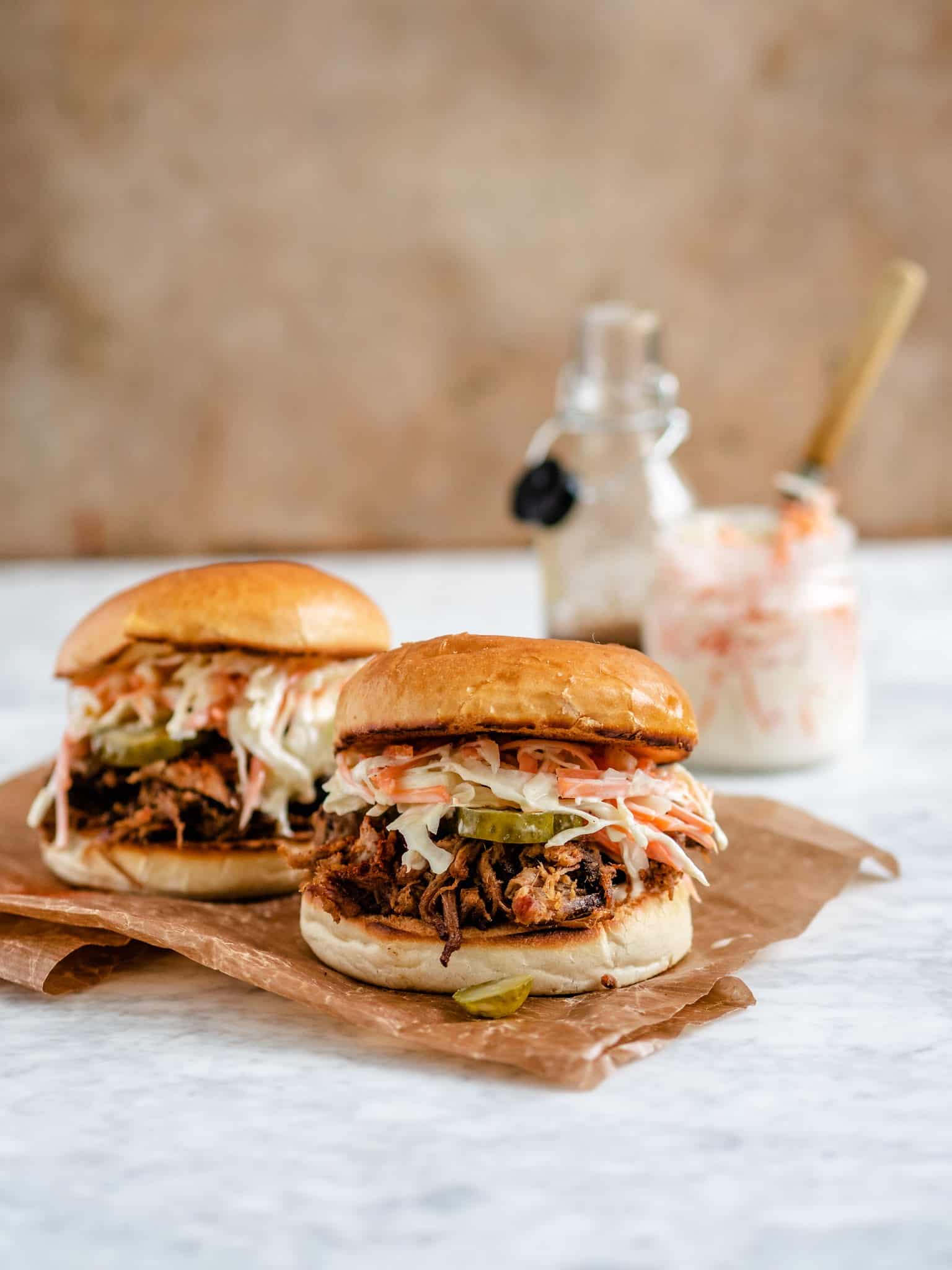 Pulled Pork Burger Med Fyld Af Coleslaw Og Bbq-sauce