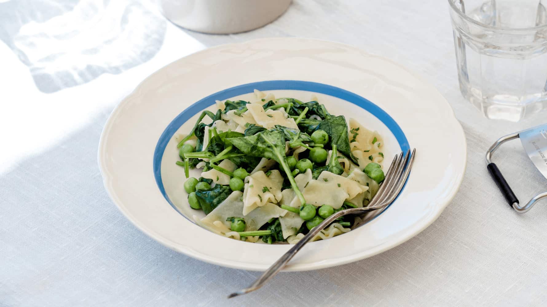 Pasta med ærter og spinat