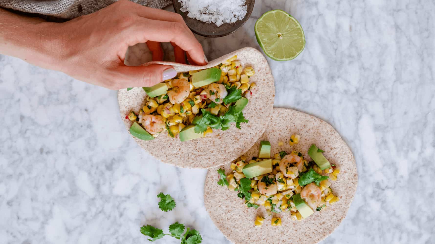 Tacos med rejer i hvidløg og majssalsa