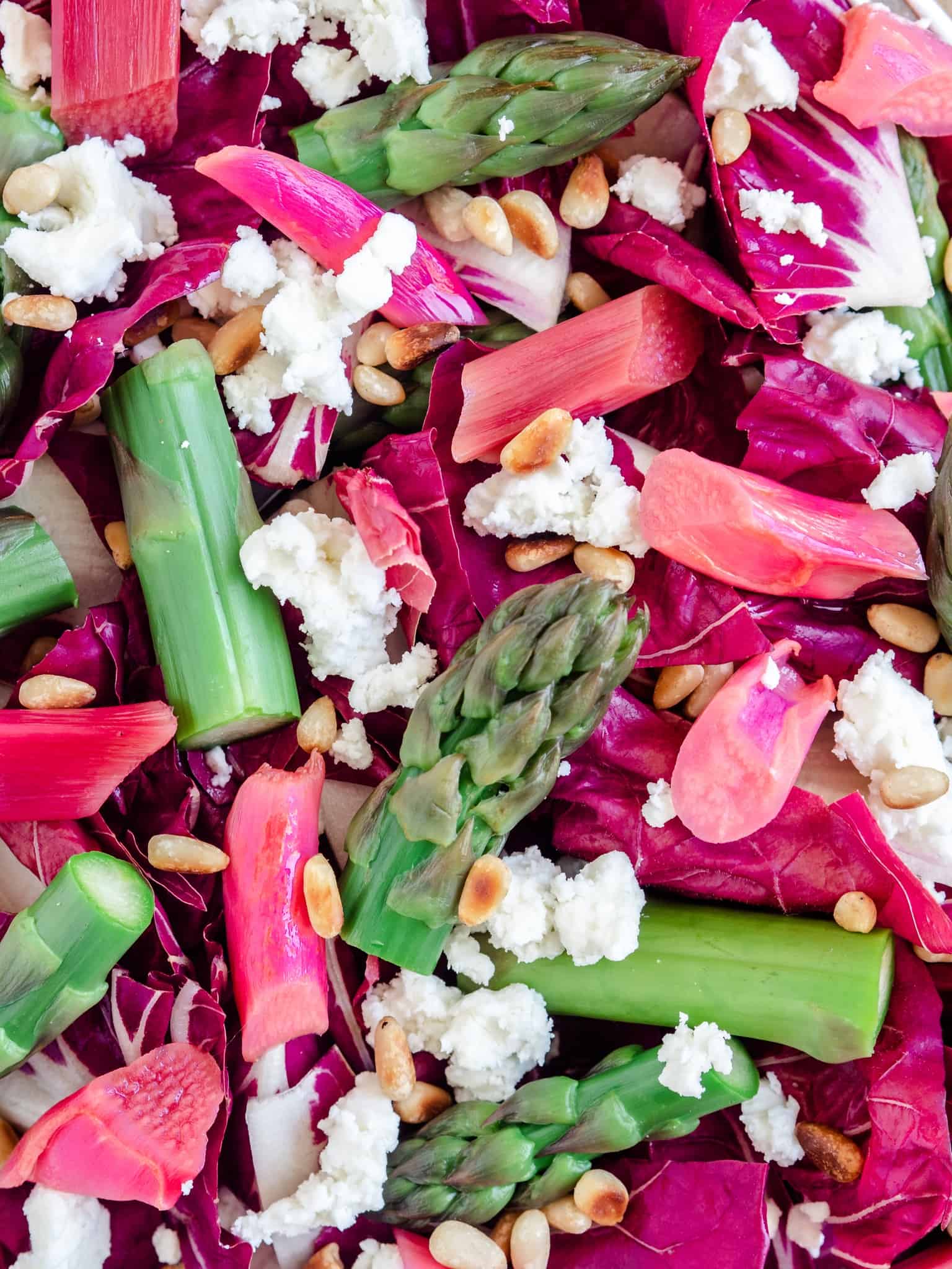 Salat med rabarber sommersalat med råmarinerede rabarber