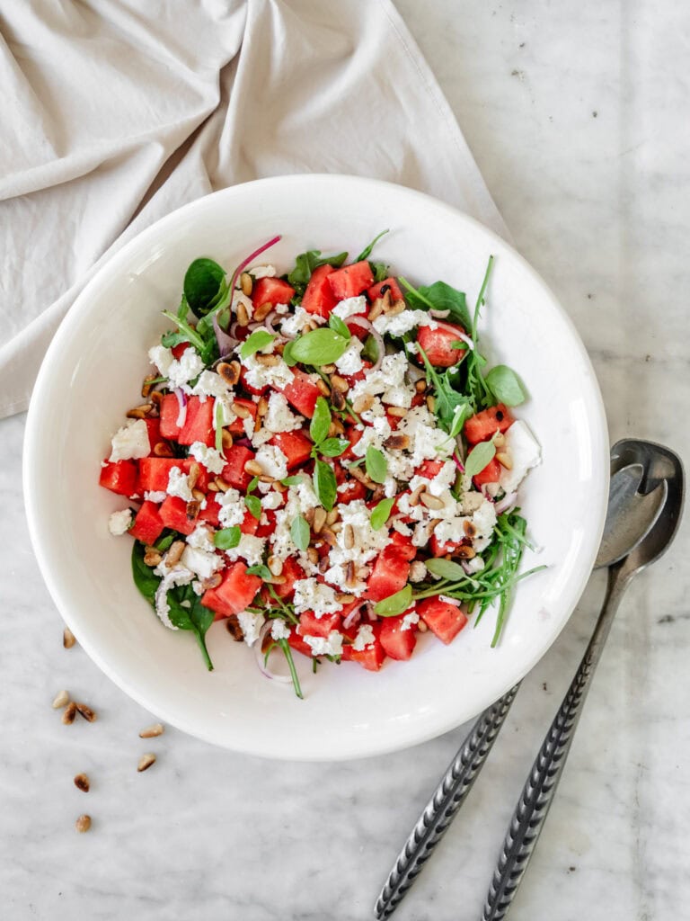 vandmelon salat med feta, ruccola og pinjekerner
