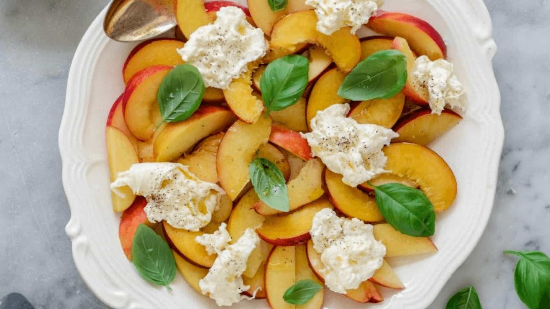 Fersken caprese med burrata