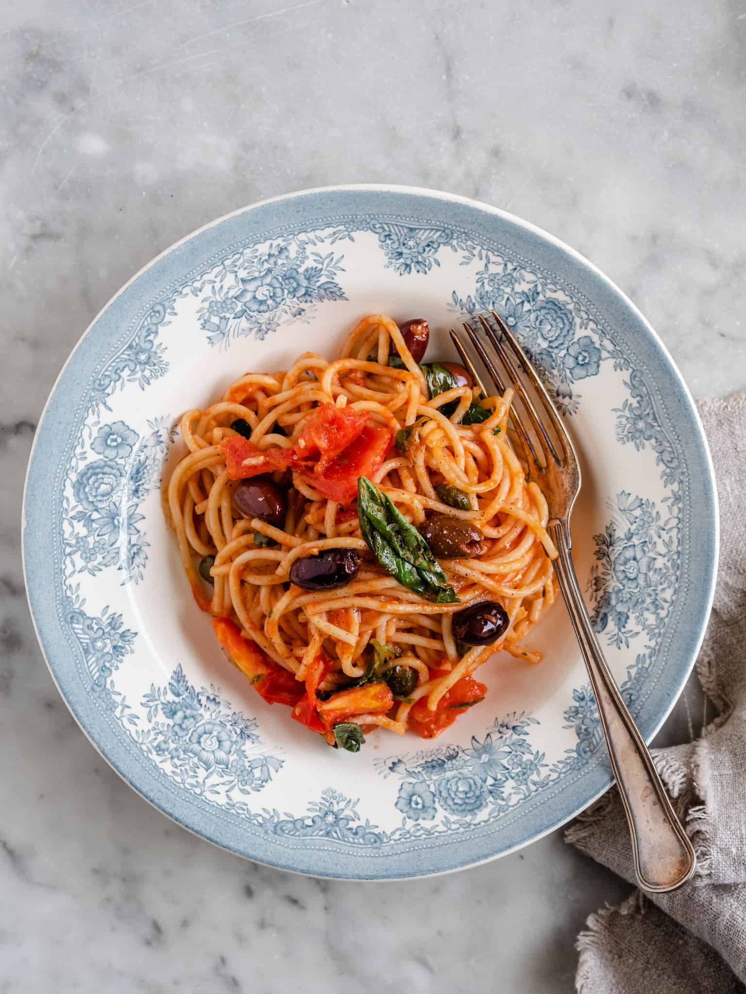 Spaghetti alla Puttanesca - Nem opskrift på Italiensk pastaret