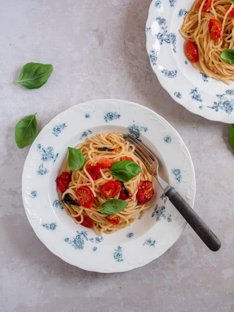 Spaghetti med bagte tomater og burrata