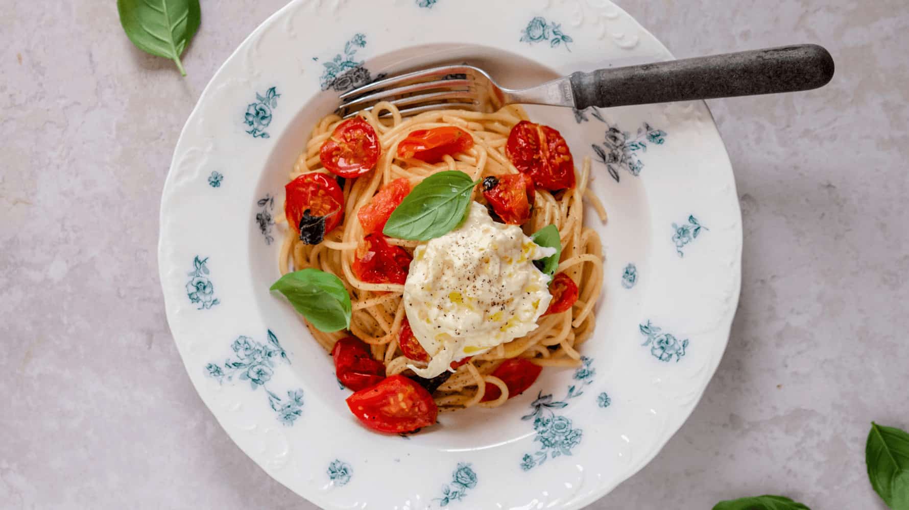Pasta med bagte tomater og burrata