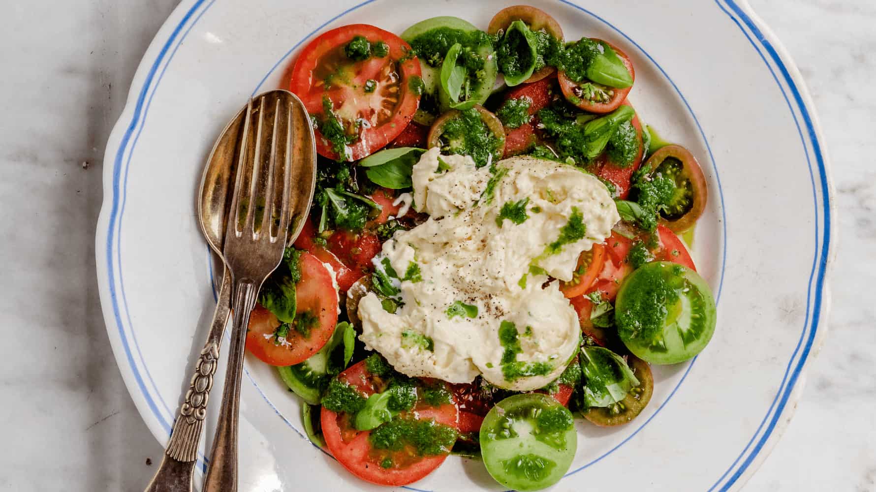 Burrata med tomat og grøn urteolie