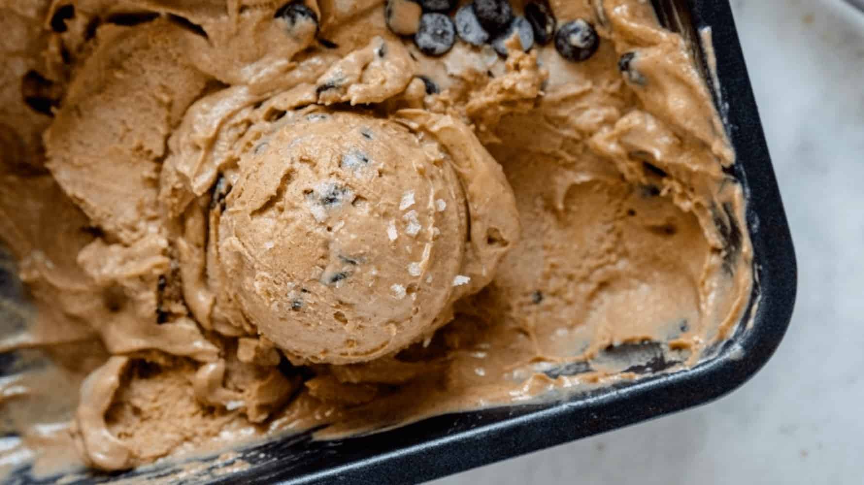 Hasselnøddeis med chokoladestykker