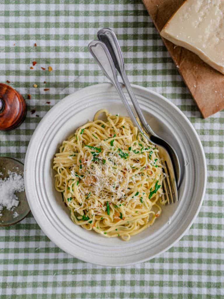 Nem opskrift på Spaghetti aglio e olio