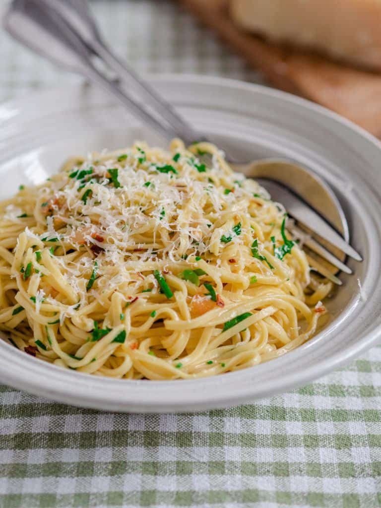 Nem opskrift på Spaghetti aglio e olio på 15 minutter