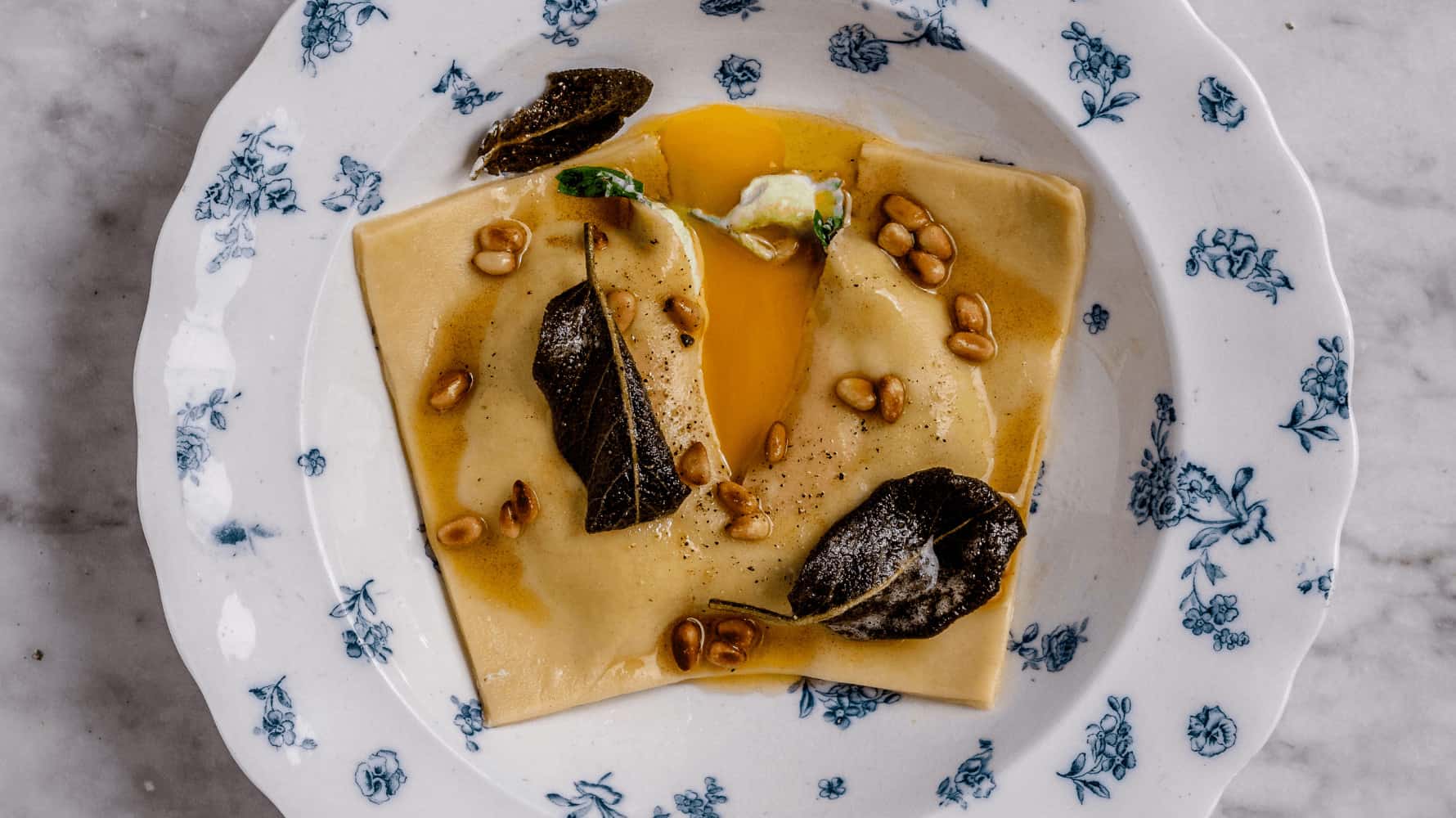Ravioli med æggeblomme og salviesmør