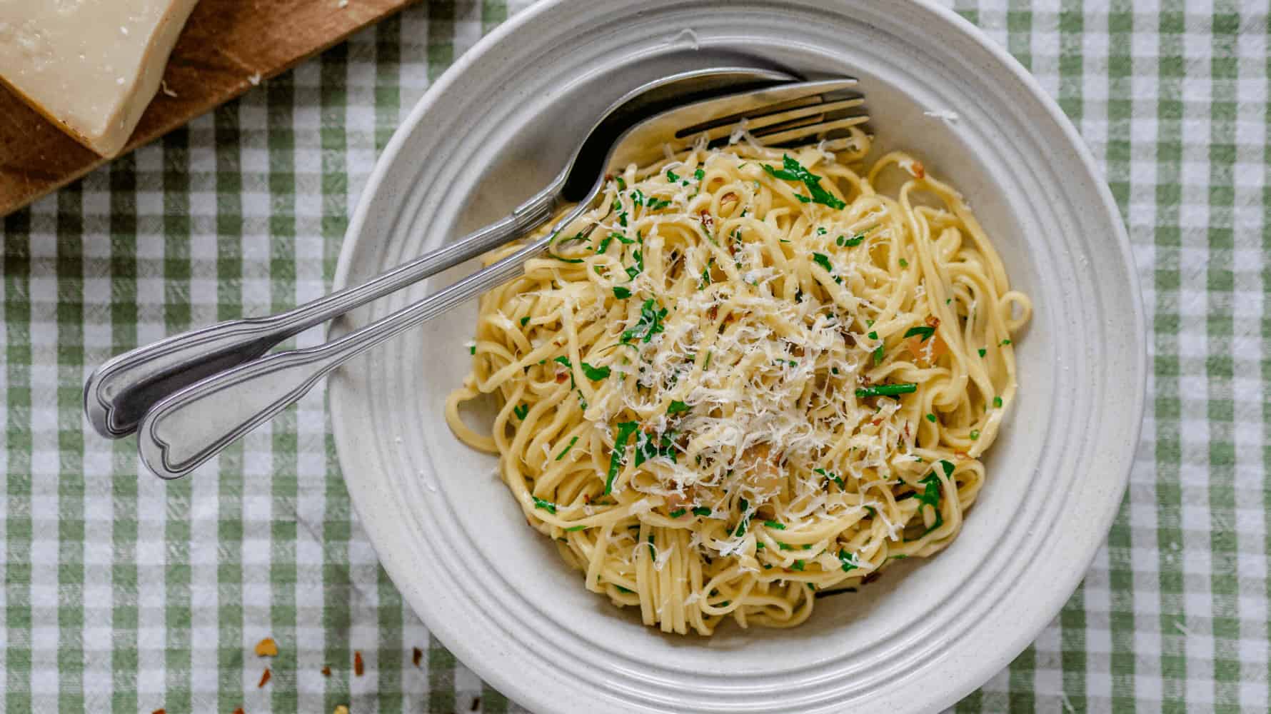 Spaghetti aglio e olio - pasta med hvidløg og olie