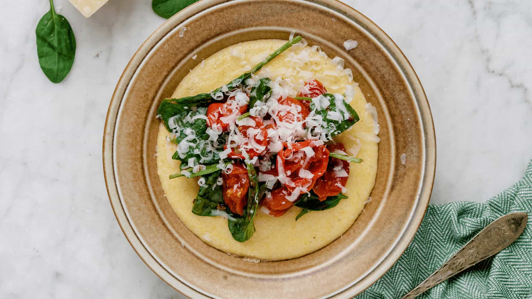 Cremet polenta med bagte tomater