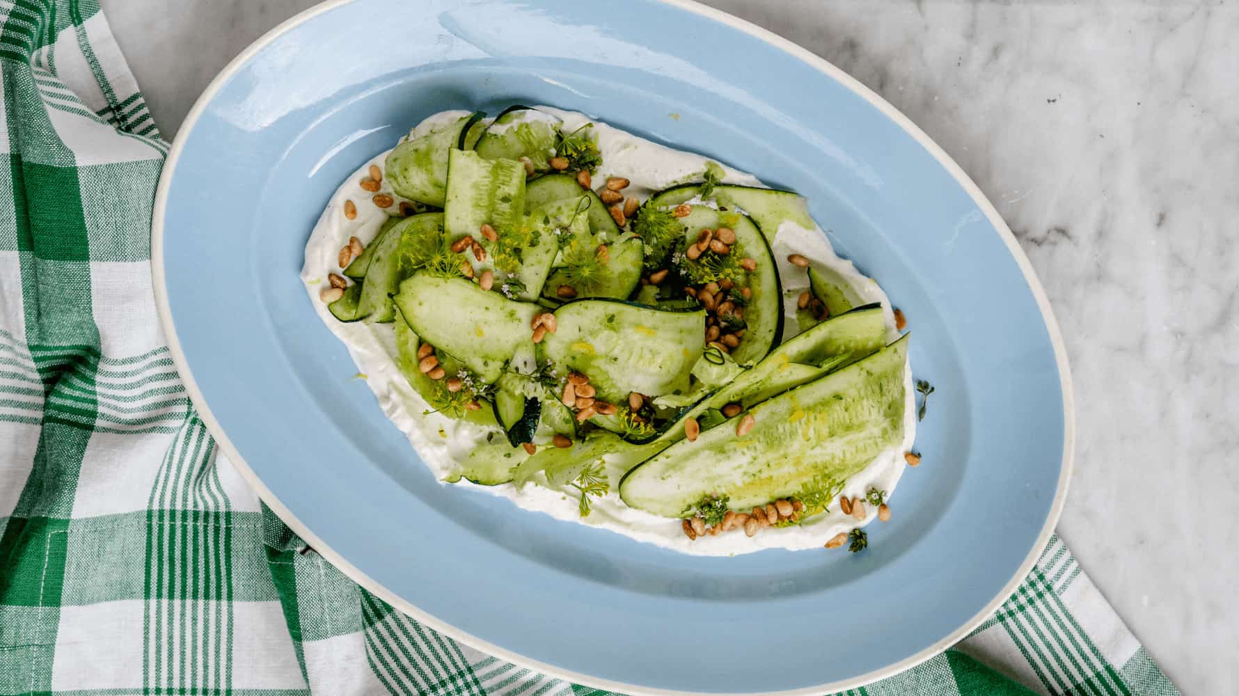 Squash salat med urtepesto og pinjekerner