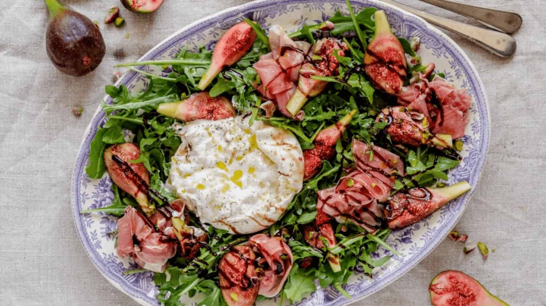 Figensalat med burrata og Parmaskine