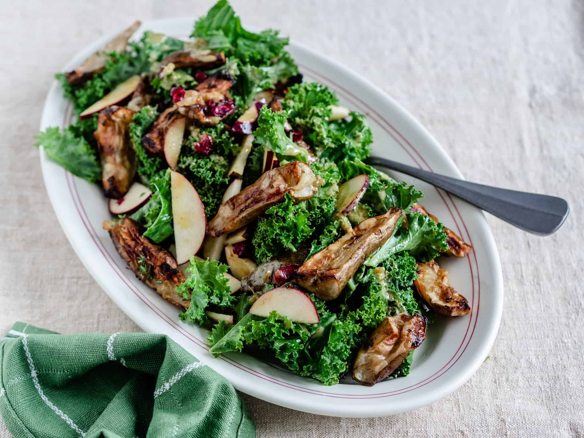 Jordskokkesalat med grønkål og æbler
