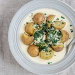 Kogte kartofler i fetasauce