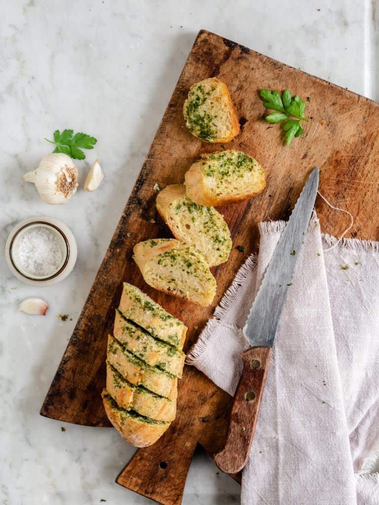 Nemt og hurtigt hvidløgsbrød