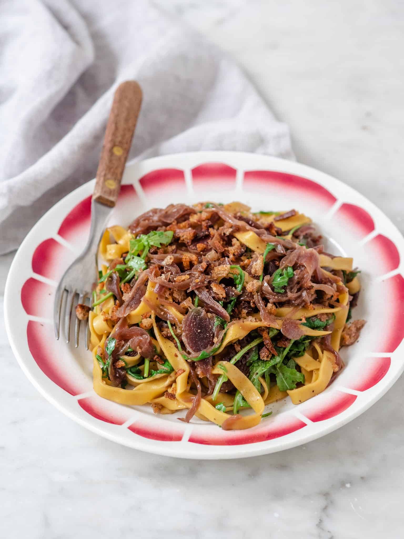 Pasta med karamelliserede løg