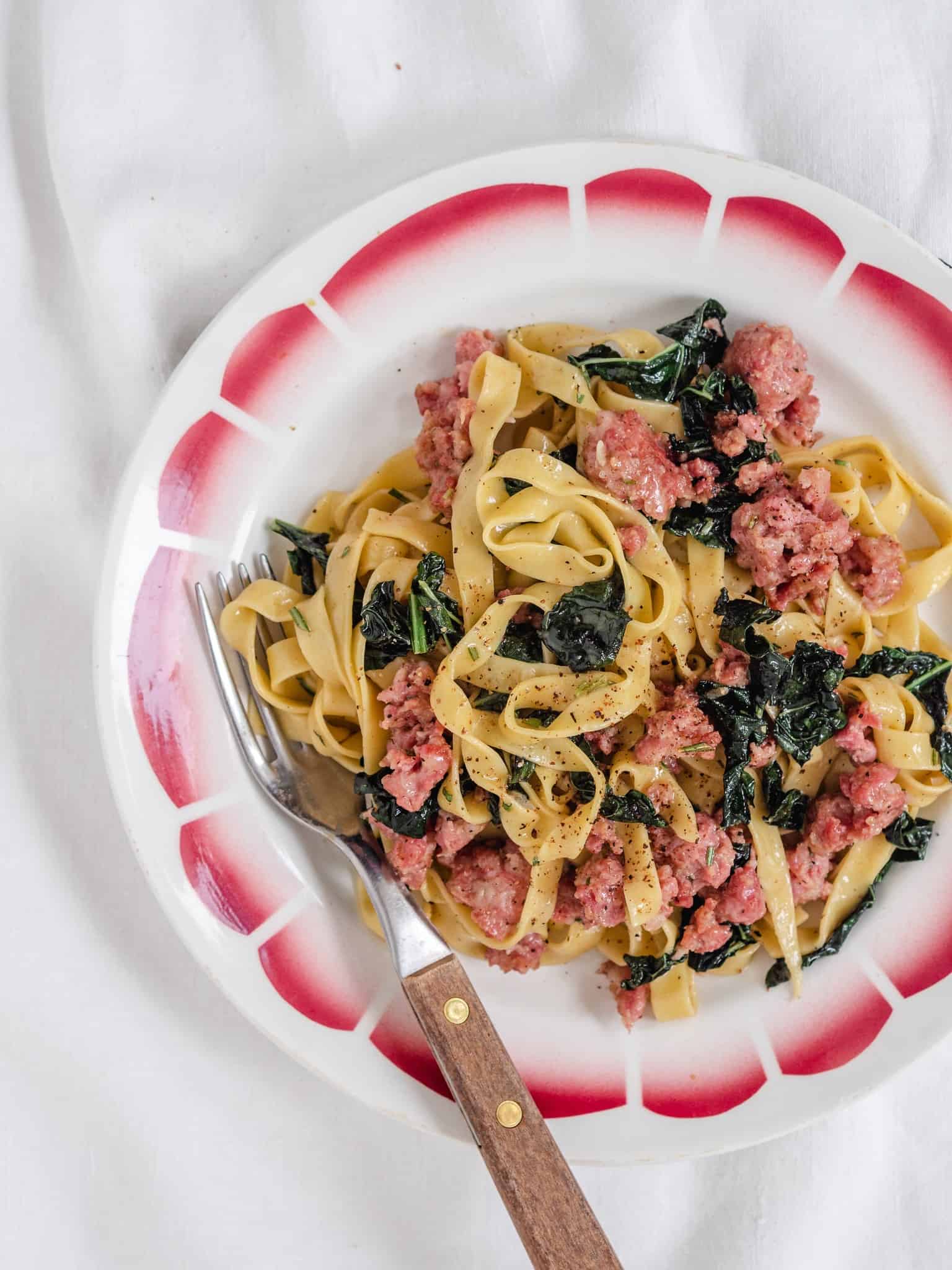 Pasta med salsiccia og palmekål