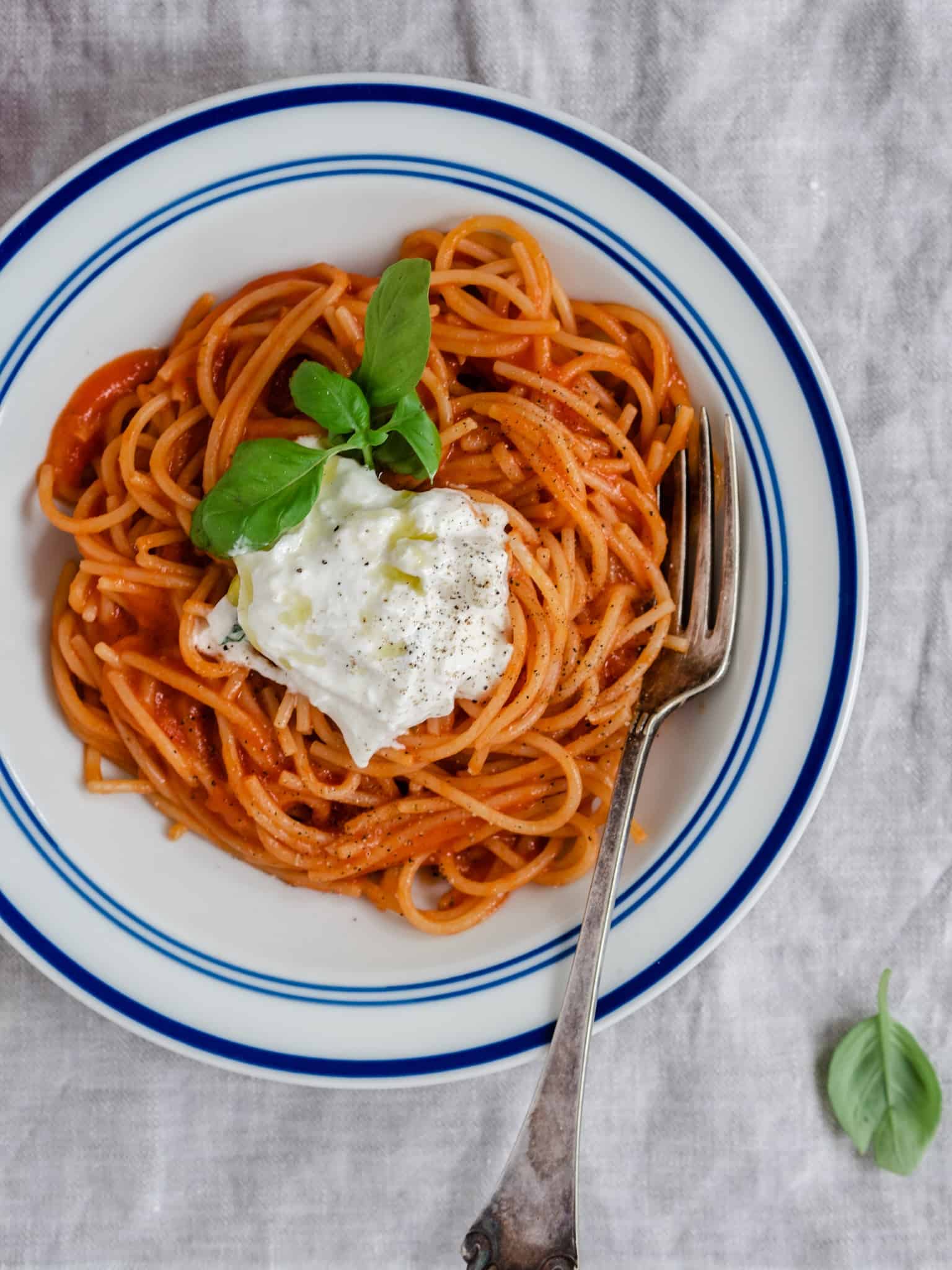 Pasta pomodoro med burrata - Opskrift på spaghetti pomodoro