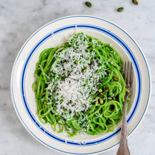 Spaghetti i grøn sauce med broccoli