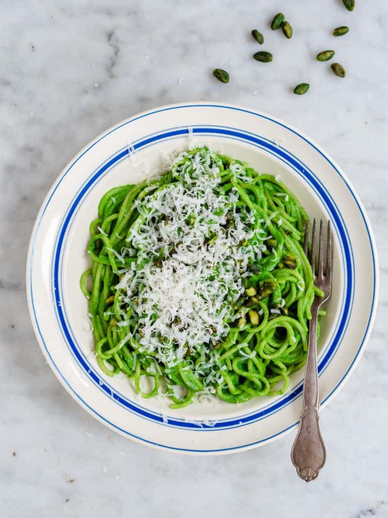 Spaghetti i grøn sauce med broccoli