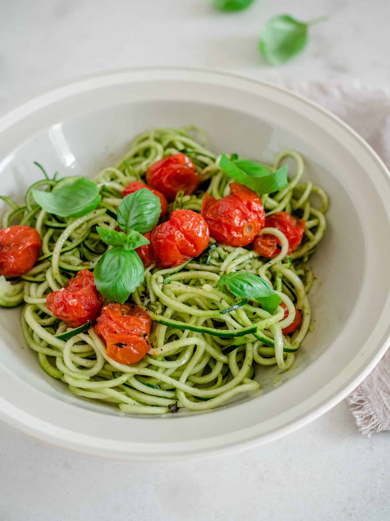 Squash spaghetti med pesto og bagte tomater