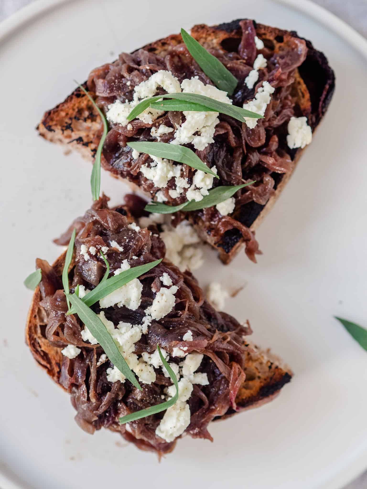 Bruschetta med karamelliserede rødløg og feta
